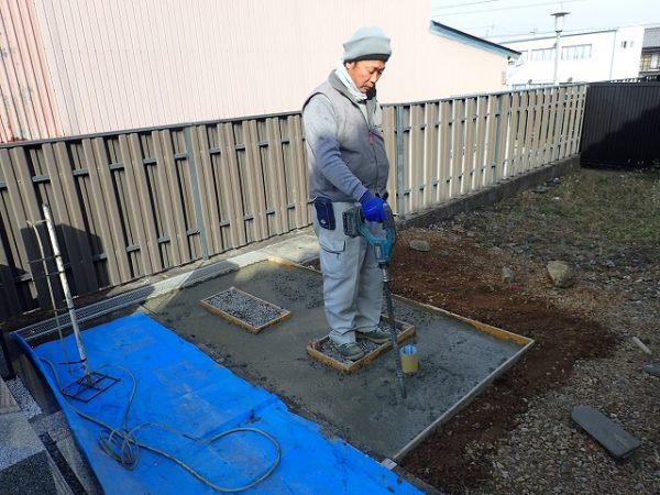 バイブレーターでしっかり空気を抜いて強い基礎コンクリートを作ります