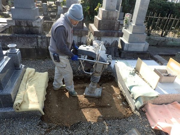 砕石で目潰しをしてランマーで突き固めます