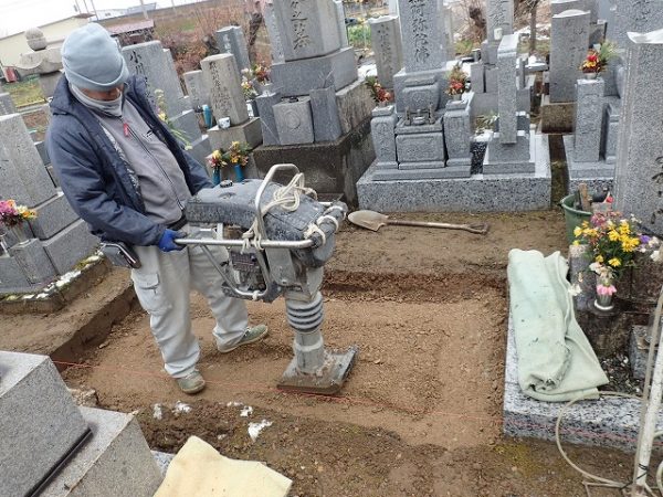 目潰しに砕石をいれてランマーで突き固めて強い地盤を作ります