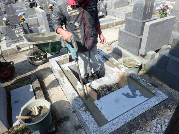 金具と隙間にコンクリートを流して固定します