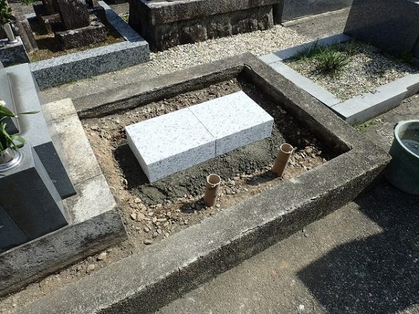 墓誌の補強石を組みます