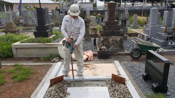 バイブレーターでしっかり空気を抜いて強い基礎コンクリートを作ります