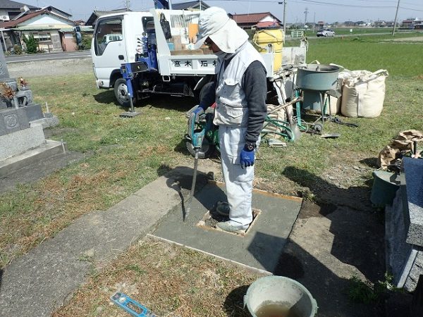 バイブレーターでしっかり空気を抜いて強い基礎コンクリートを作ります