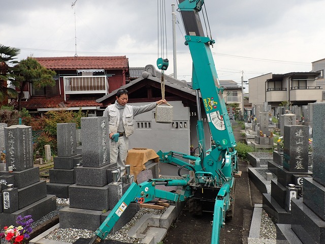 小型クレーンを使ってお墓を回収します