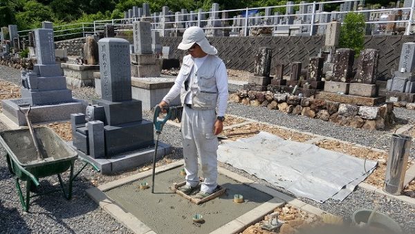 バイブレーターでしっかり空気を抜いて強い基礎コンクリートを作ります