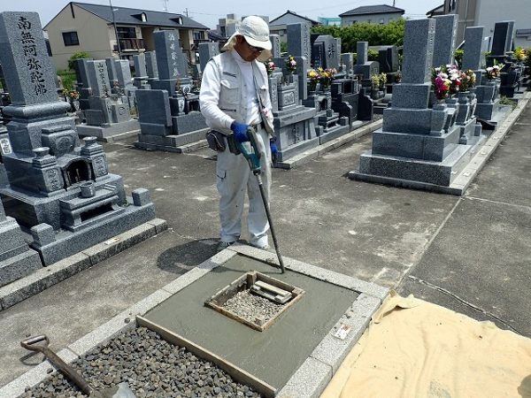 バイブレーターでしっかり空気を抜いて強い基礎コンクリートを作ります