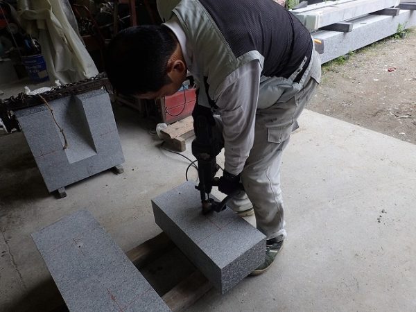 金具を取り着ける穴を空けます