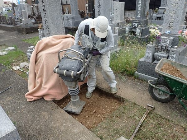 砕石を入れてランマーで突き固めました