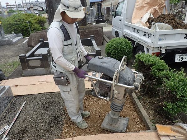 砕石をたくさん入れてランマーで突き固めます