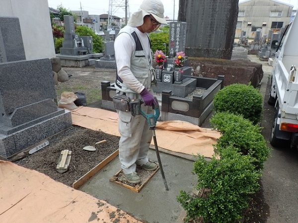 バイブレーターでしっかり空気を抜いて強い基礎コンクリートを作ります