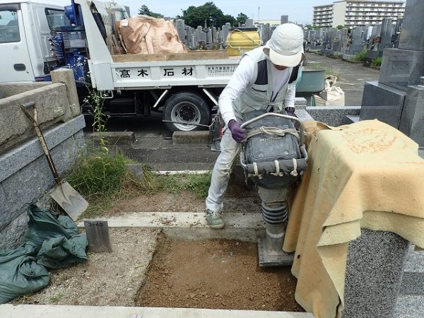 目潰しに砕石を入れてランマーで突き固めます