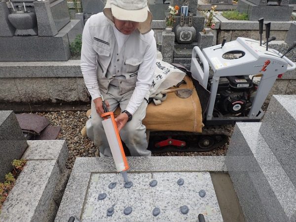 墓誌の補強に耐震接着剤を使って墓誌を組みます