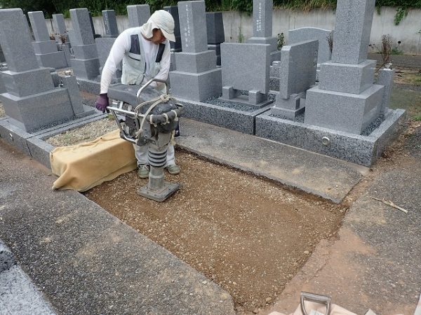 砕石を入れてランマーで突き固めます