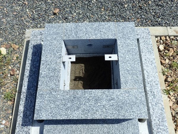御影石納骨室の中には洗い砂をひいてあります
