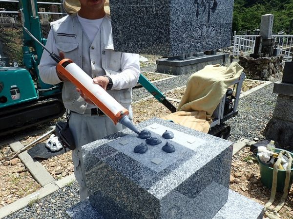 免震シリコン＋免震接着剤施工で地震対策施工