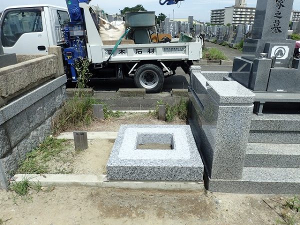 一枚石の岡崎産の足助御影の外柵基礎石