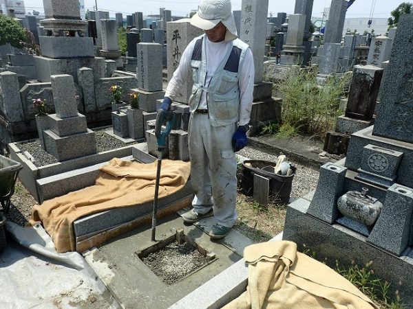 バイブレーターでしっかり空気を抜いて強い基礎コンクリートを作ります