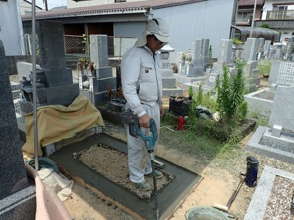 バイブレーターでしっかり空気を抜いて強い基礎コンクリートを作ります