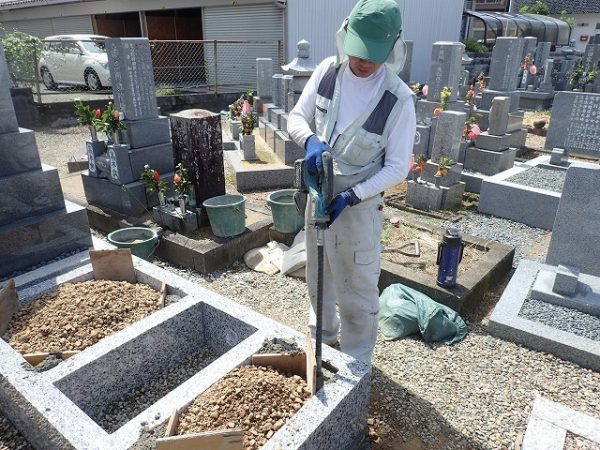 バイブレーターで隅々までコンクリートを行きわたらせます