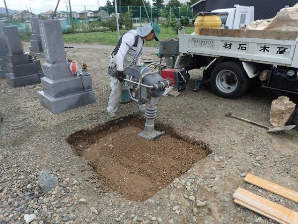 砕石を目潰しに入れてランマーで突き固めて強い地盤を作りました