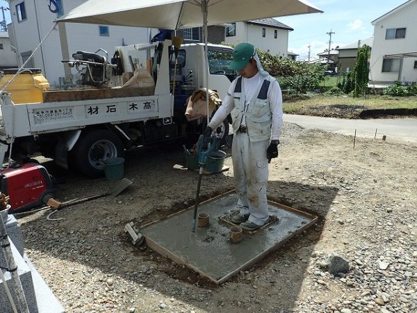 バイブレーターでしっかり空気を抜いて強い基礎コンクリートを作ります