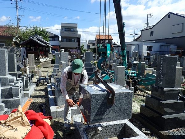 小型クレーンを使ってお墓を組みます