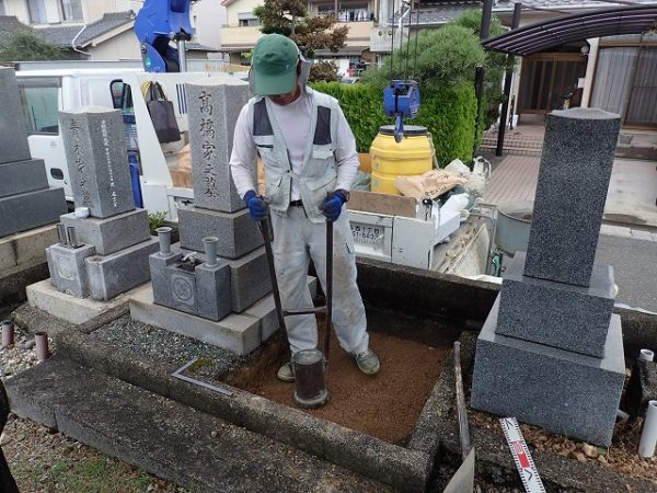 砕石を入れて壊さないように突き固めます