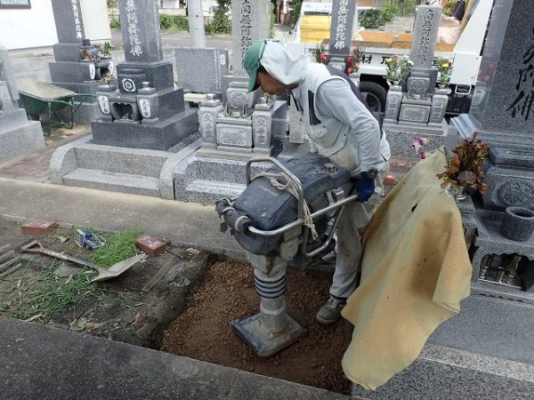 砕石を入れてランマーで突き固めました