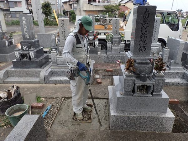 バイブレーターでしっかり空気を抜いて強い基礎コンクリートを作ります