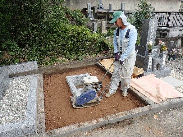 砕石をならして、ランマープレートでかためます