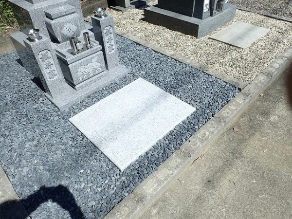 前に拝石をひきました