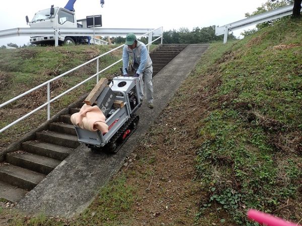 小型運搬車を使って階段を上り下りします