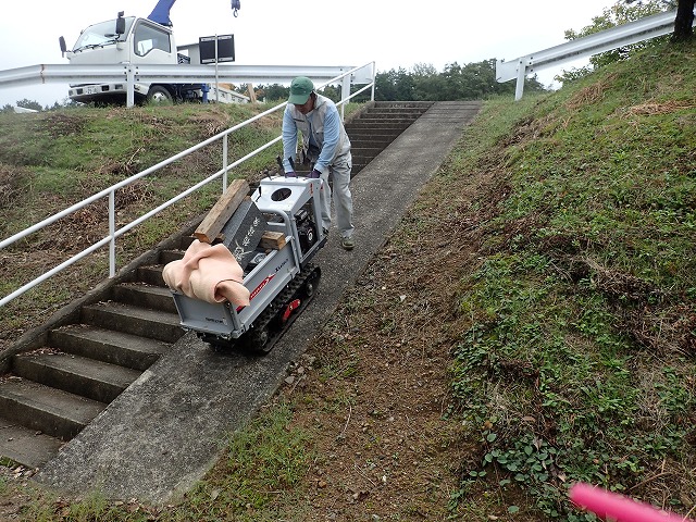 小型運搬車を使って階段を上り下りします