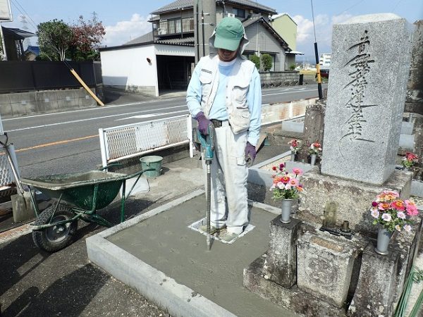 バイブレーターでしっかり空気を抜いて強い基礎コンクリートを作ります