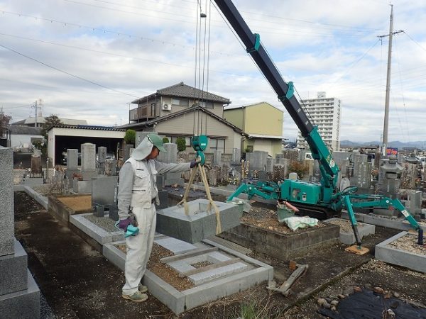 小型クレーンを使って施工します