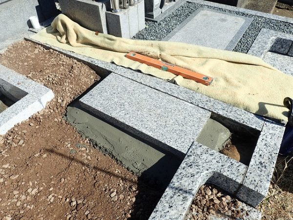 墓誌の補強石も組みました