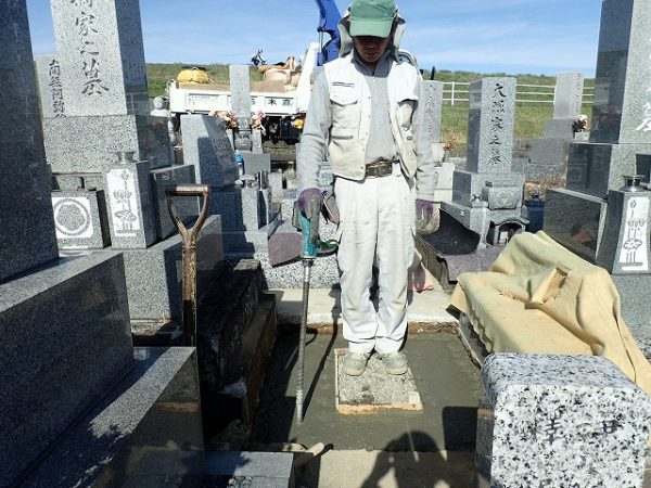 バイブレーターでしっかり空気を抜いて強い基礎コンクリートを作ります