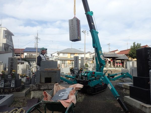 小型クレーンでお墓を回収します