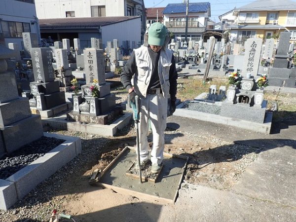 バイブレーターでしっかり空気を抜いて強い基礎コンクリートを作ります