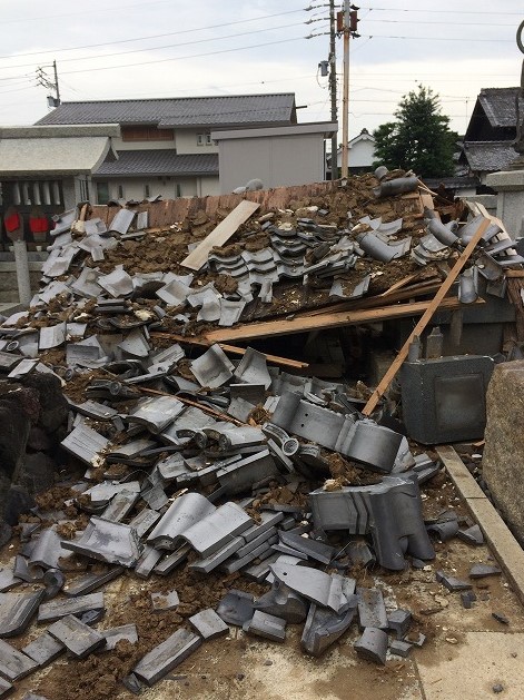 台風で倒壊した地蔵堂の下敷きになったお墓