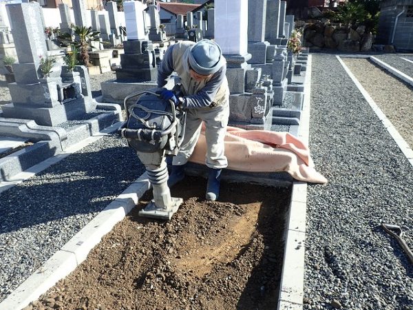 砕石を入れてランマーで突き固めました