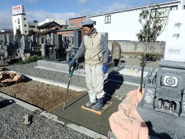 バイブレーターでしっかり空気を抜いて強い基礎コンクリートを作ります