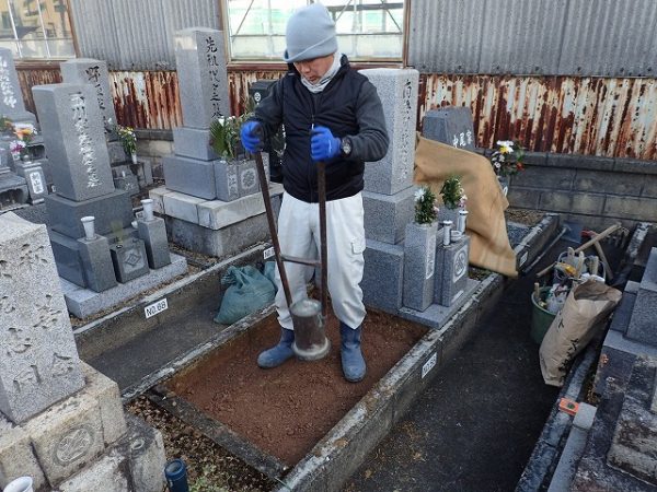 土を出して、手ダコで突き固めます