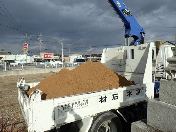 トラックに土を乗せます