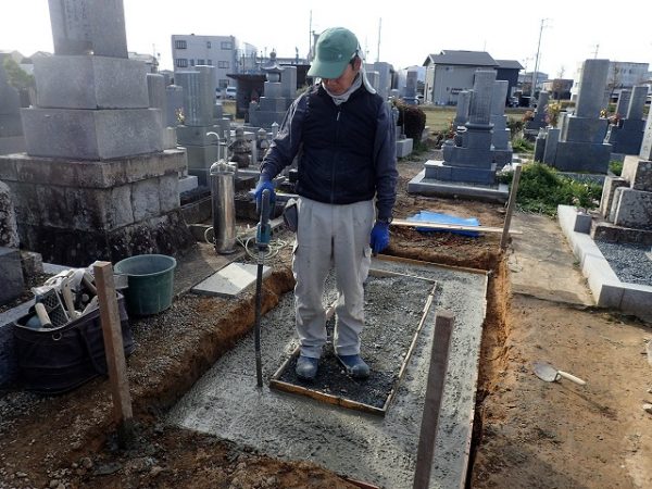 バイブレーターでしっかり空気を抜いて強い基礎コンクリートを作ります