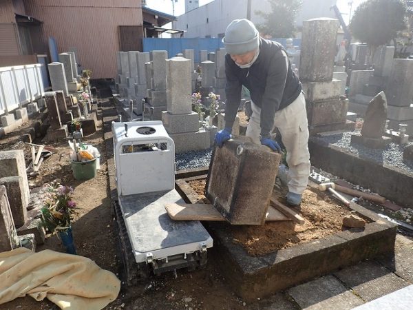 入り組んだ奥の墓所も小型運搬車を使って回収します