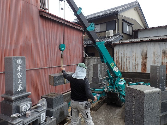 小型クレーンを使って回収