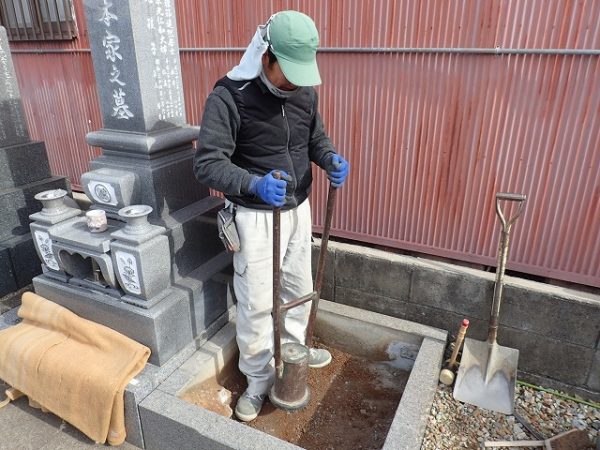 手ダコで突き固めます