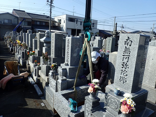 小型クレーンを使って施工します