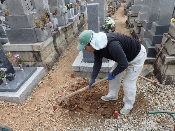 トンヅルで土を起こします